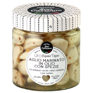 Aglio marinato in olio con spezie