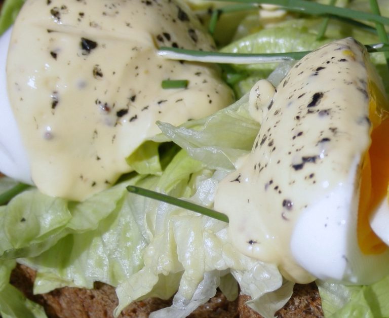 Crostini con insalata di agnello, uova sode e maionese al tartufo NO