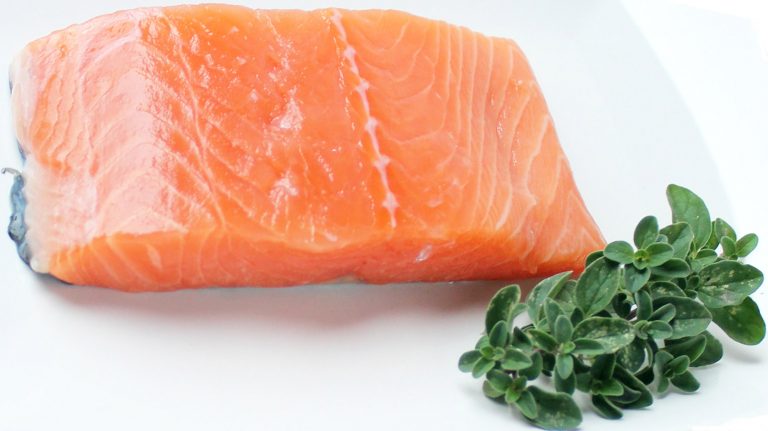 Salmone su letto croccante di finocchi e guarnizione alle ortiche NO