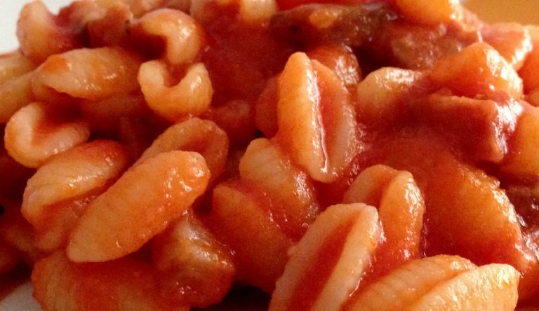 cestino ripieno di pasta dettaglio pasta copia NO