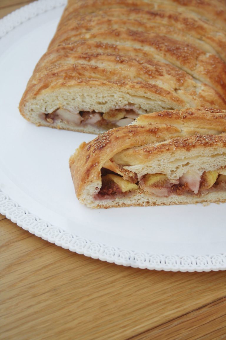 Strudel di mele e fichi su piatto su tavolo di legno