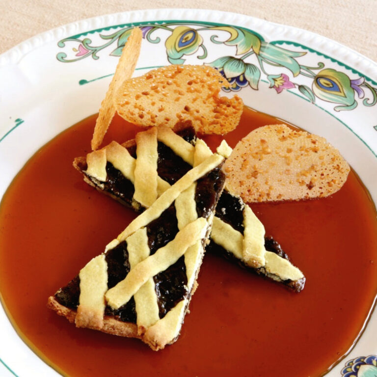 crostata con confettura rossa